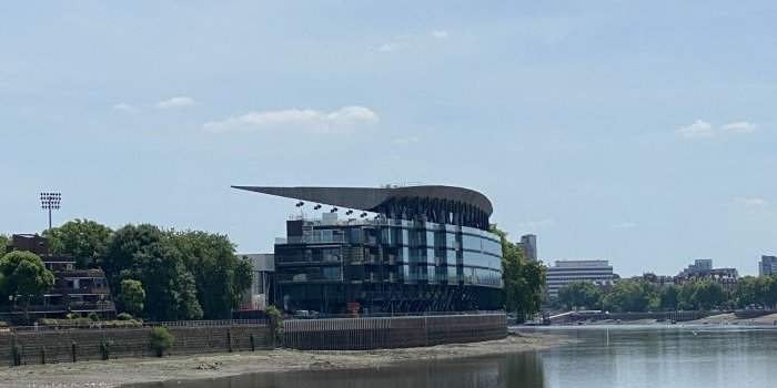 La chasse aux déchets au bord de la Tamise